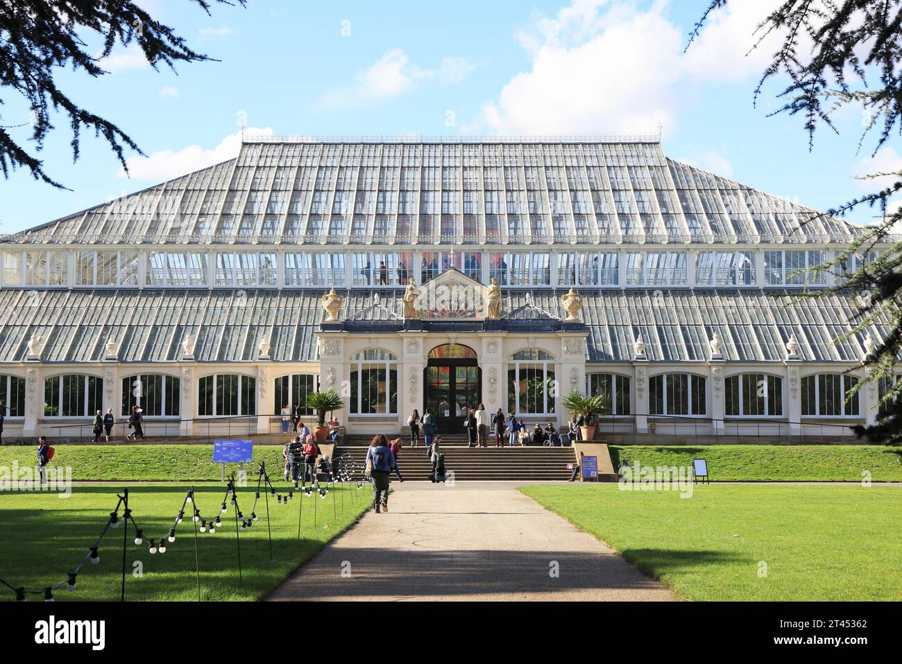 La Temperate House, aperta nel 1863, è una calzolina di grado 1, classificata e iconica, per le più grandi piante del Kew Garden provenienti dalle zone temperate del mondo, Londra. Foto Stock