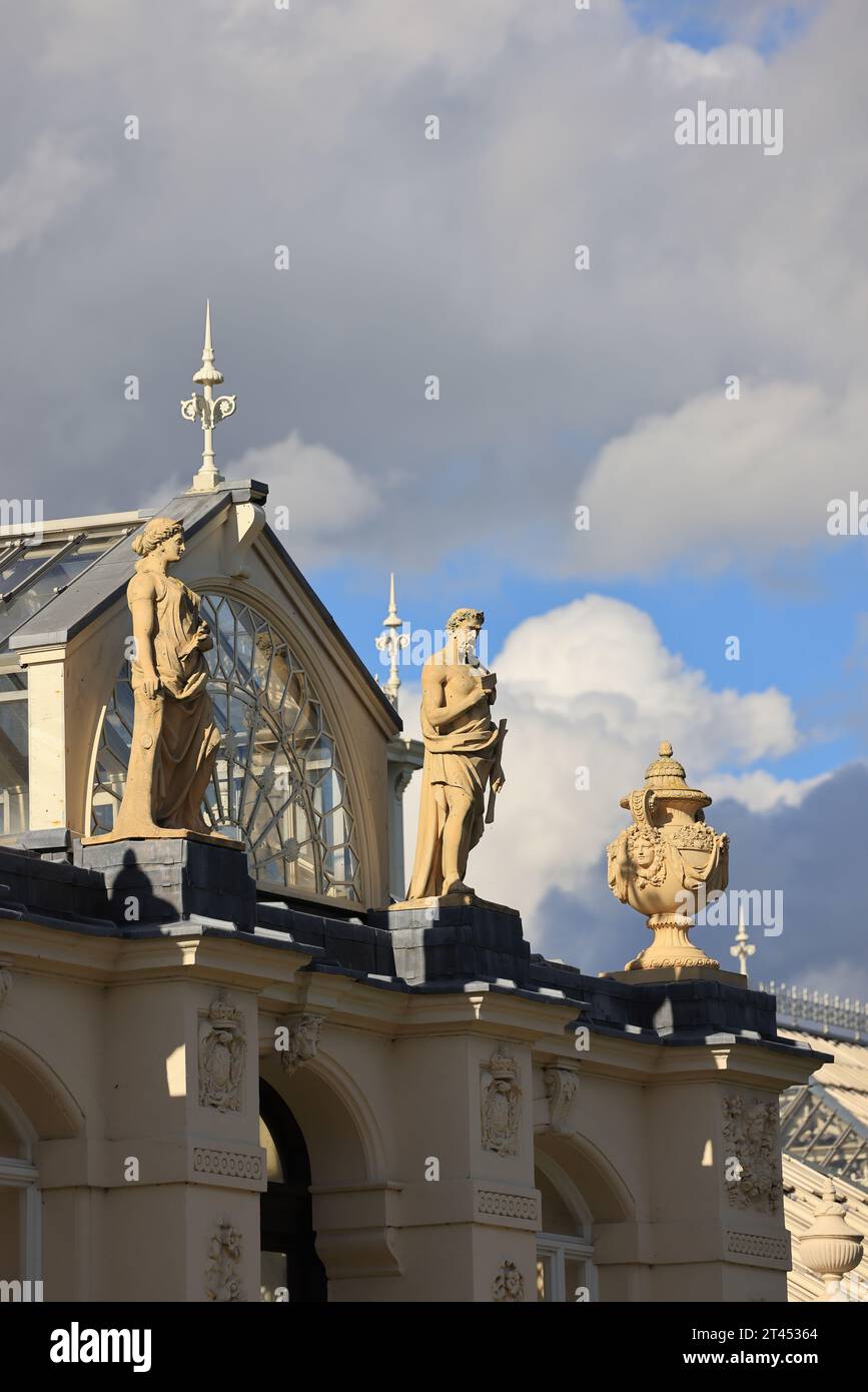 La Temperate House, aperta nel 1863, è una calzolina di grado 1, classificata e iconica, per le più grandi piante del Kew Garden provenienti dalle zone temperate del mondo, Londra. Foto Stock