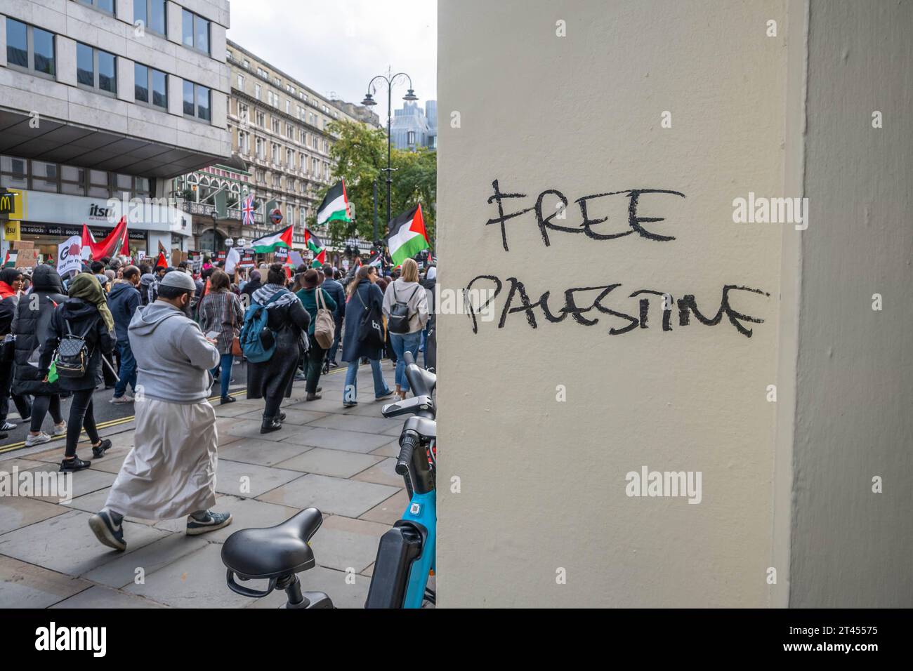 LONDRA, INGHILTERRA - 28 ottobre 2023: Persone che protestano a sostegno della libertà per la Palestina nel 2023 Foto Stock