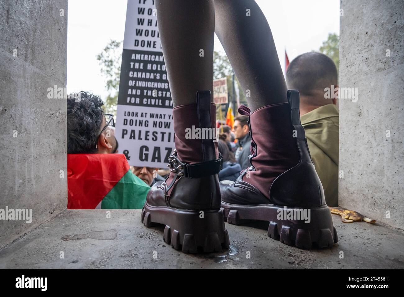 LONDRA, INGHILTERRA - 28 ottobre 2023: Persone che protestano a sostegno della libertà per la Palestina nel 2023 Foto Stock