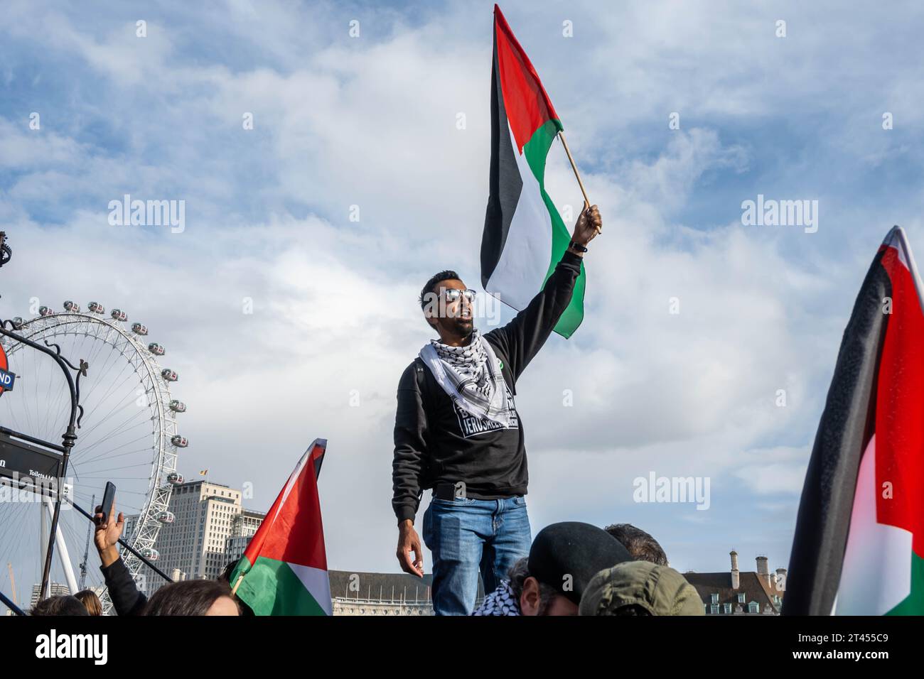 LONDRA, INGHILTERRA - 28 ottobre 2023: Persone che protestano a sostegno della libertà per la Palestina nel 2023 Foto Stock