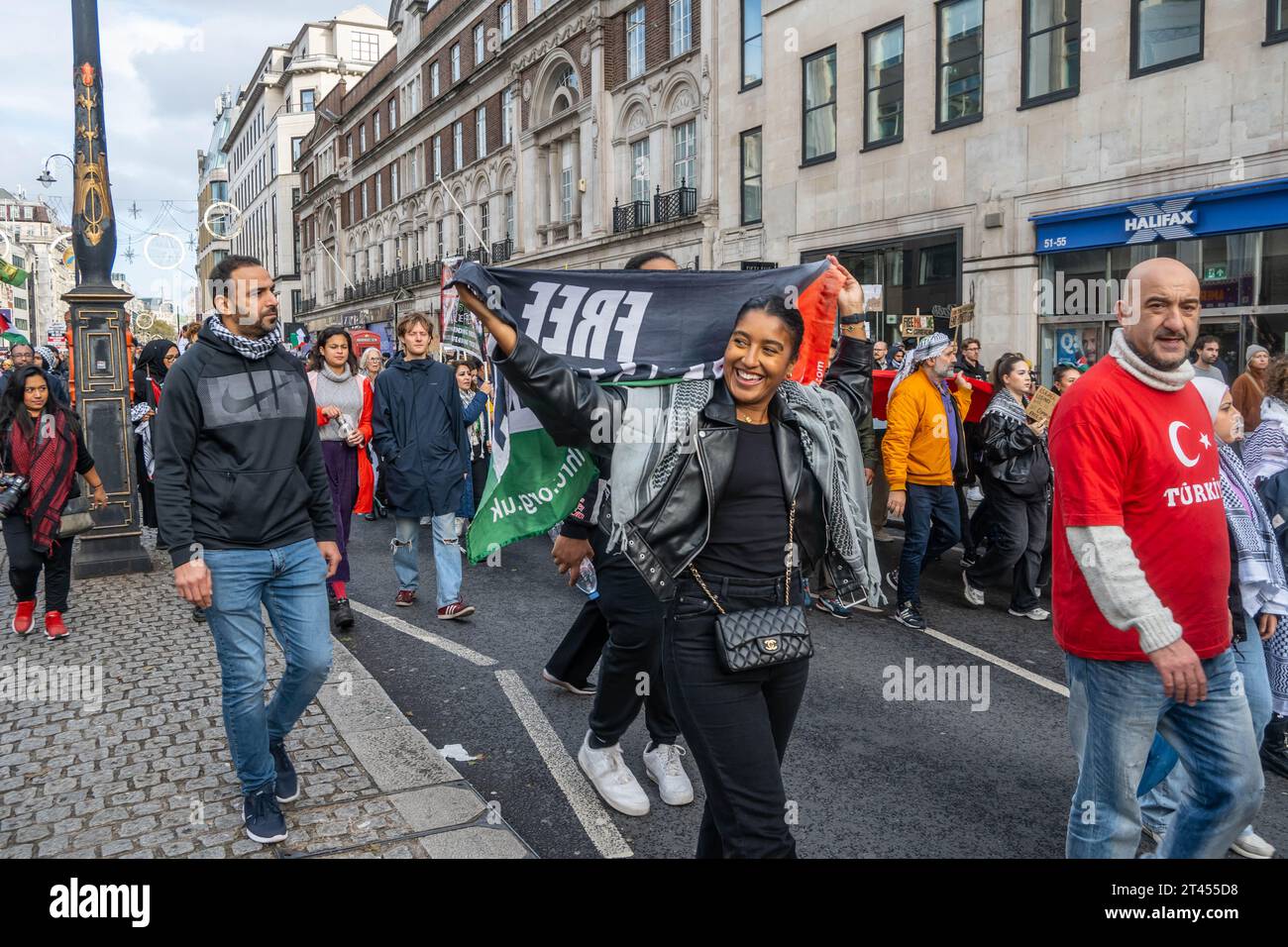 LONDRA, INGHILTERRA - 28 ottobre 2023: Persone che protestano a sostegno della libertà per la Palestina nel 2023 Foto Stock