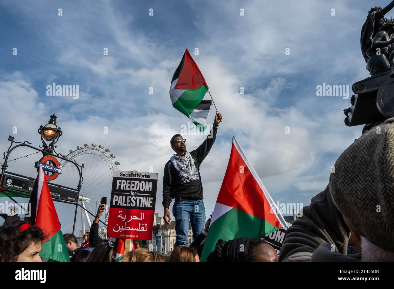 LONDRA, INGHILTERRA - 28 ottobre 2023: Persone che protestano a sostegno della libertà per la Palestina nel 2023 Foto Stock