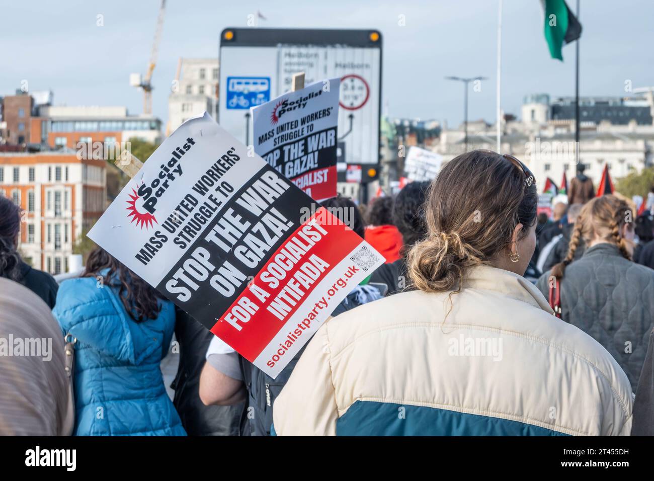 LONDRA, INGHILTERRA - 28 ottobre 2023: Persone che protestano a sostegno della libertà per la Palestina nel 2023 Foto Stock