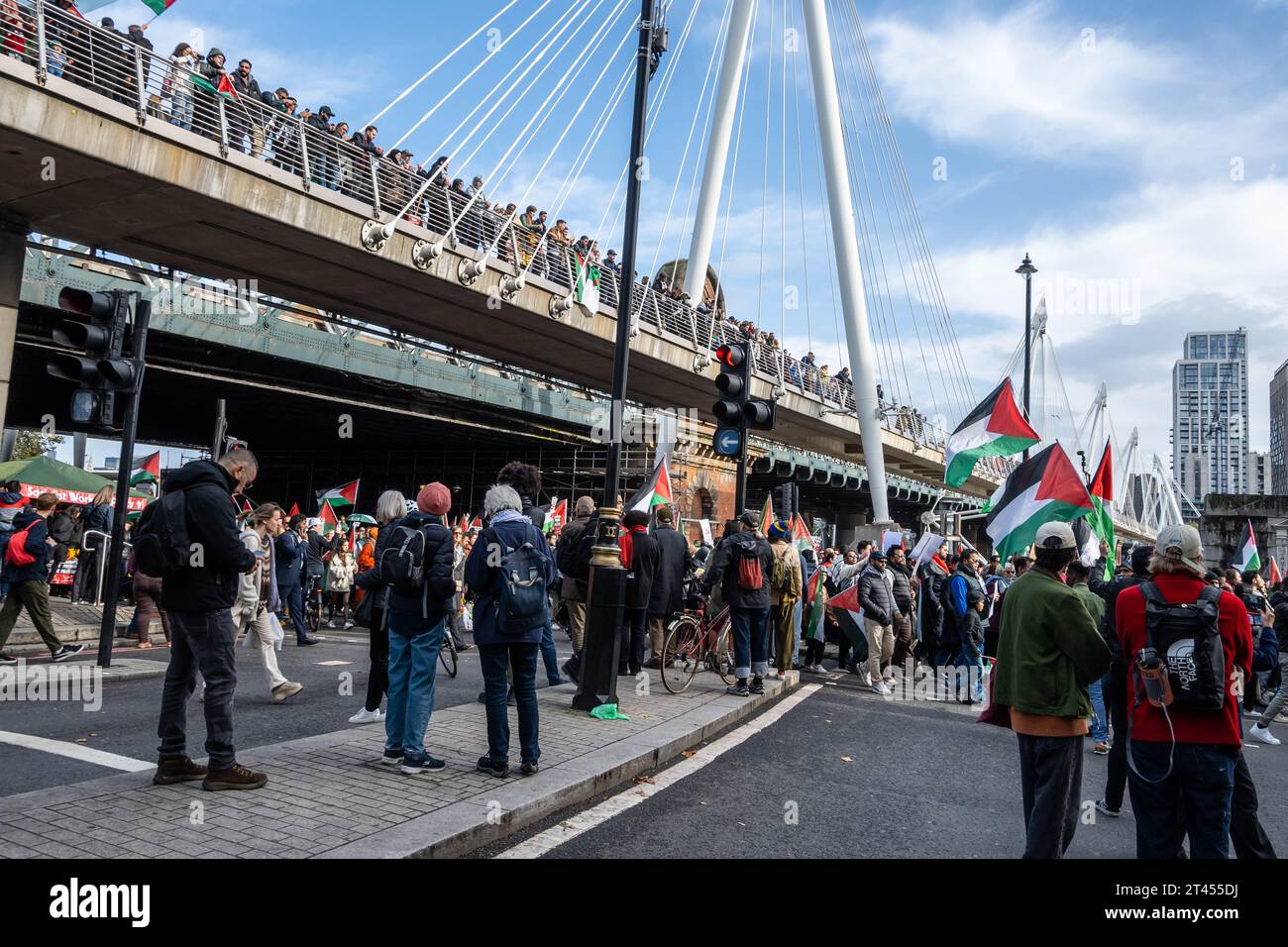 LONDRA, INGHILTERRA - 28 ottobre 2023: Persone che protestano a sostegno della libertà per la Palestina nel 2023 Foto Stock