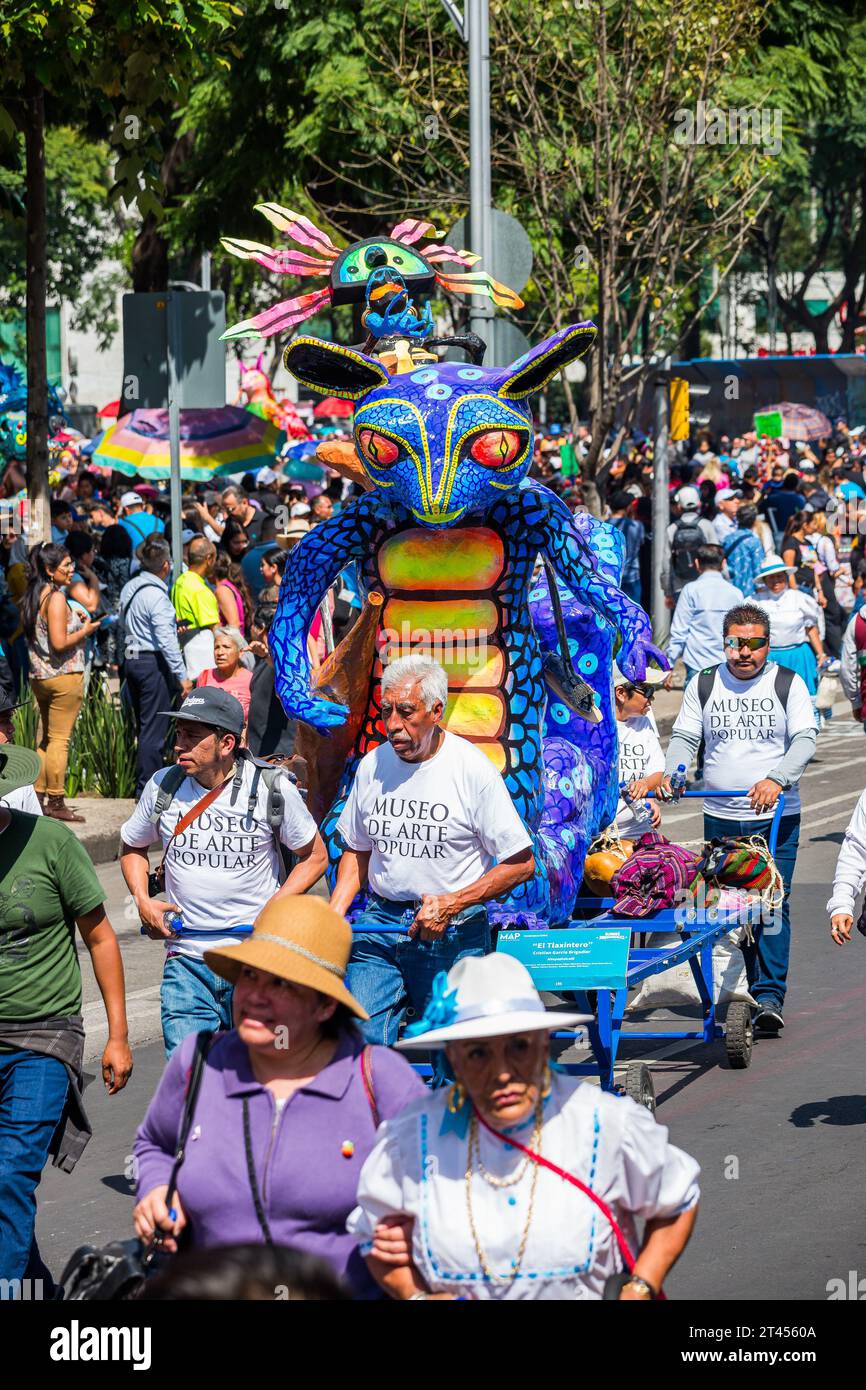 Città del Messico, Messico - 21 ottobre 2023. Parata di Alebrijes - "Desfile de Alebrijes" durante il festival Day of the Dead, dia de los muertos Foto Stock