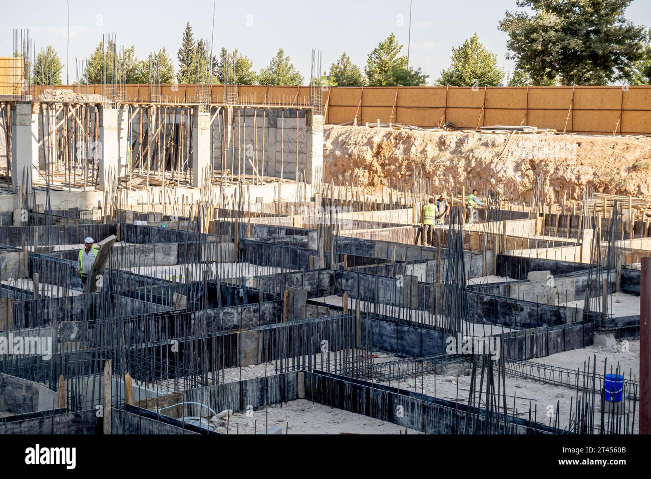 Fondazione di edifici in corso nel sito di costruzione di Gaziantep Turchia, base in cemento, picchi di terra Foto Stock