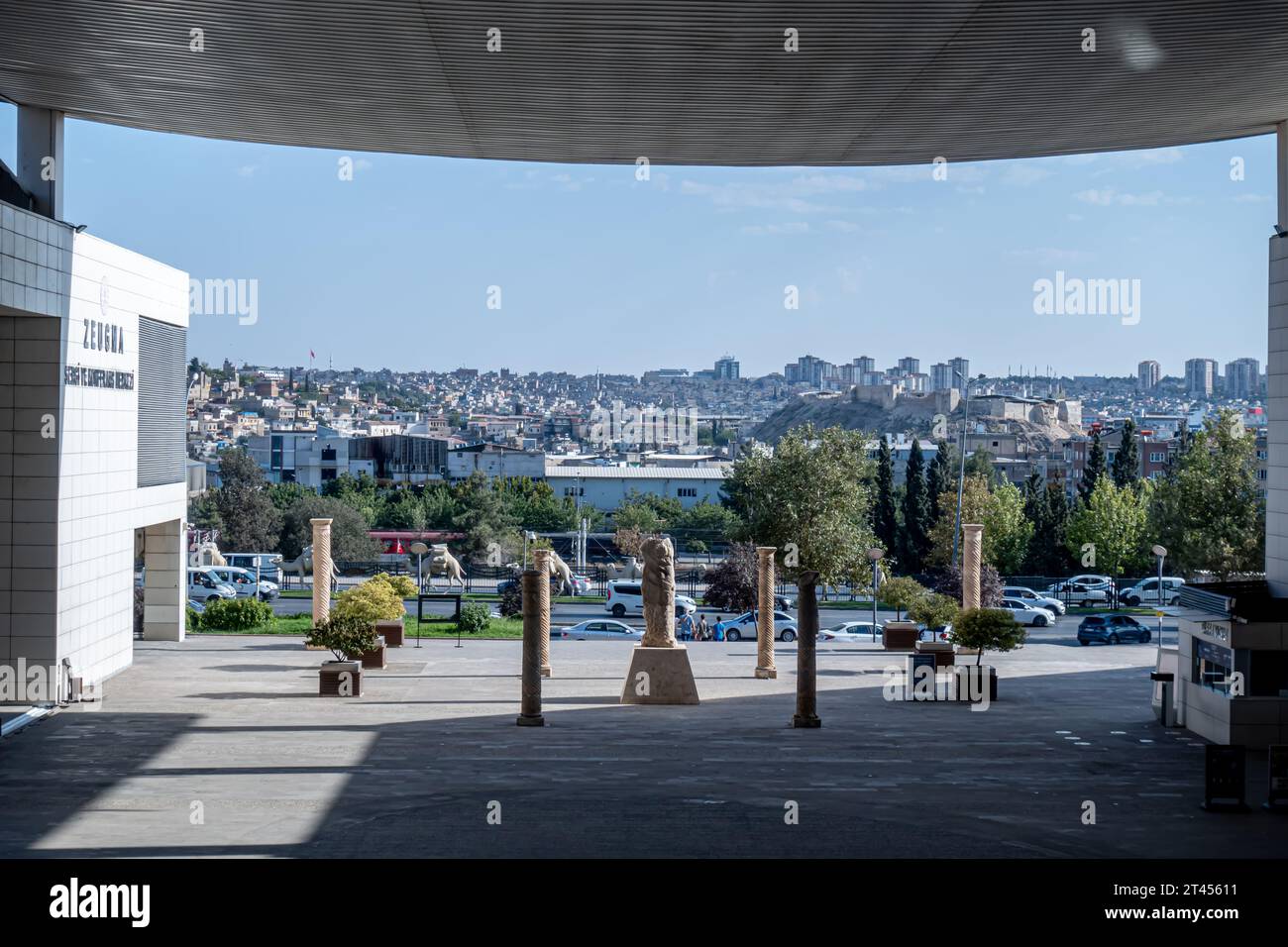 Vista sulla città di Gaziantep attraverso il museo del mosaico Zeigma Foto Stock