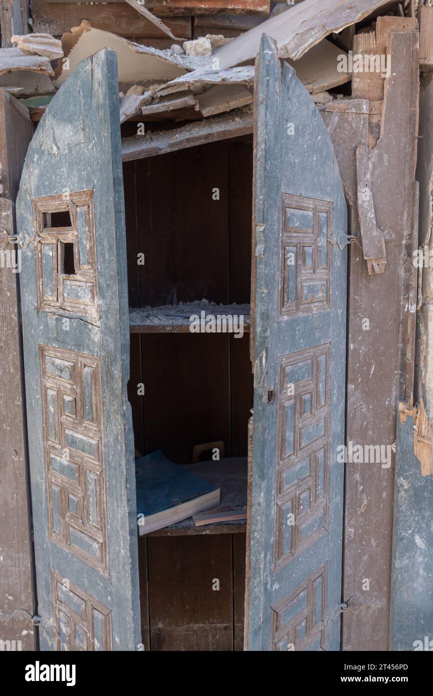 Libreria aperta Urban. Scaffale sporco danneggiato in un edificio distrutto con porte rotte. Antakya Turchia Foto Stock