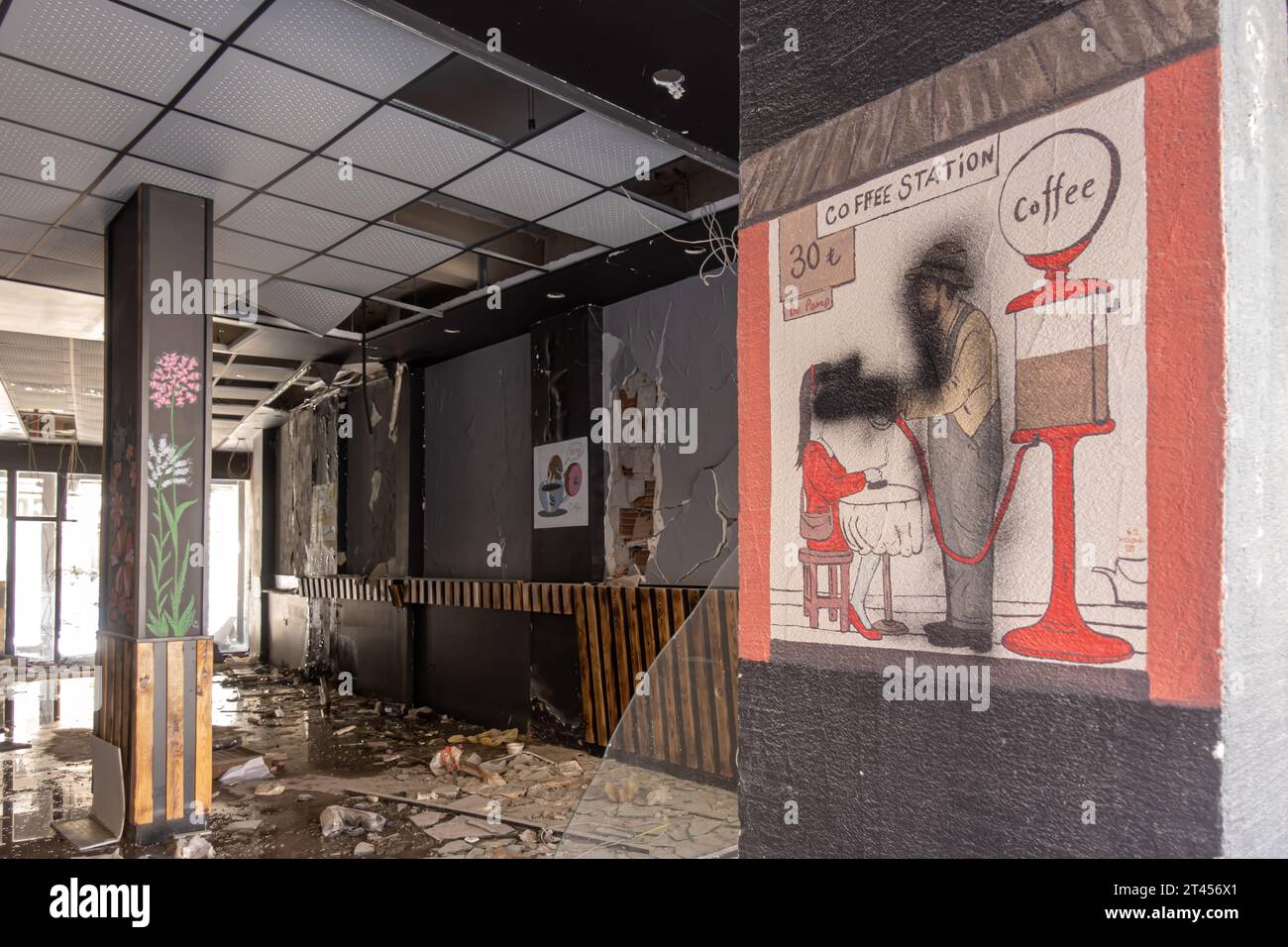 Interno del caffè in un edificio sulla casa danneggiata dal terremoto del 2023 ad Antakya in Turchia Foto Stock