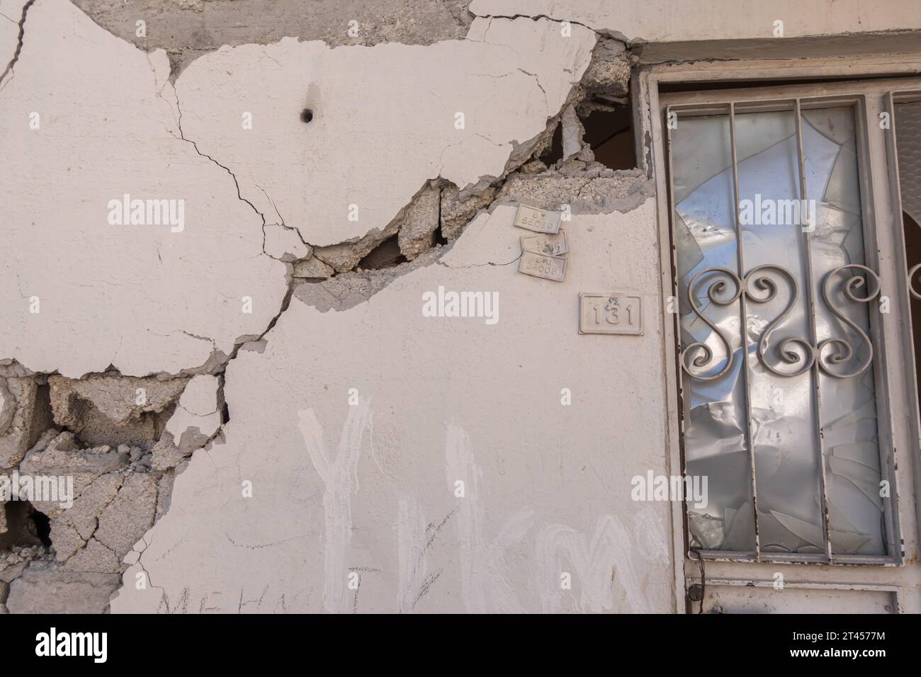 Muro incrinato, finestra, edificio numero sulla casa danneggiata dal terremoto 2023 ad Antakya in Turchia Foto Stock