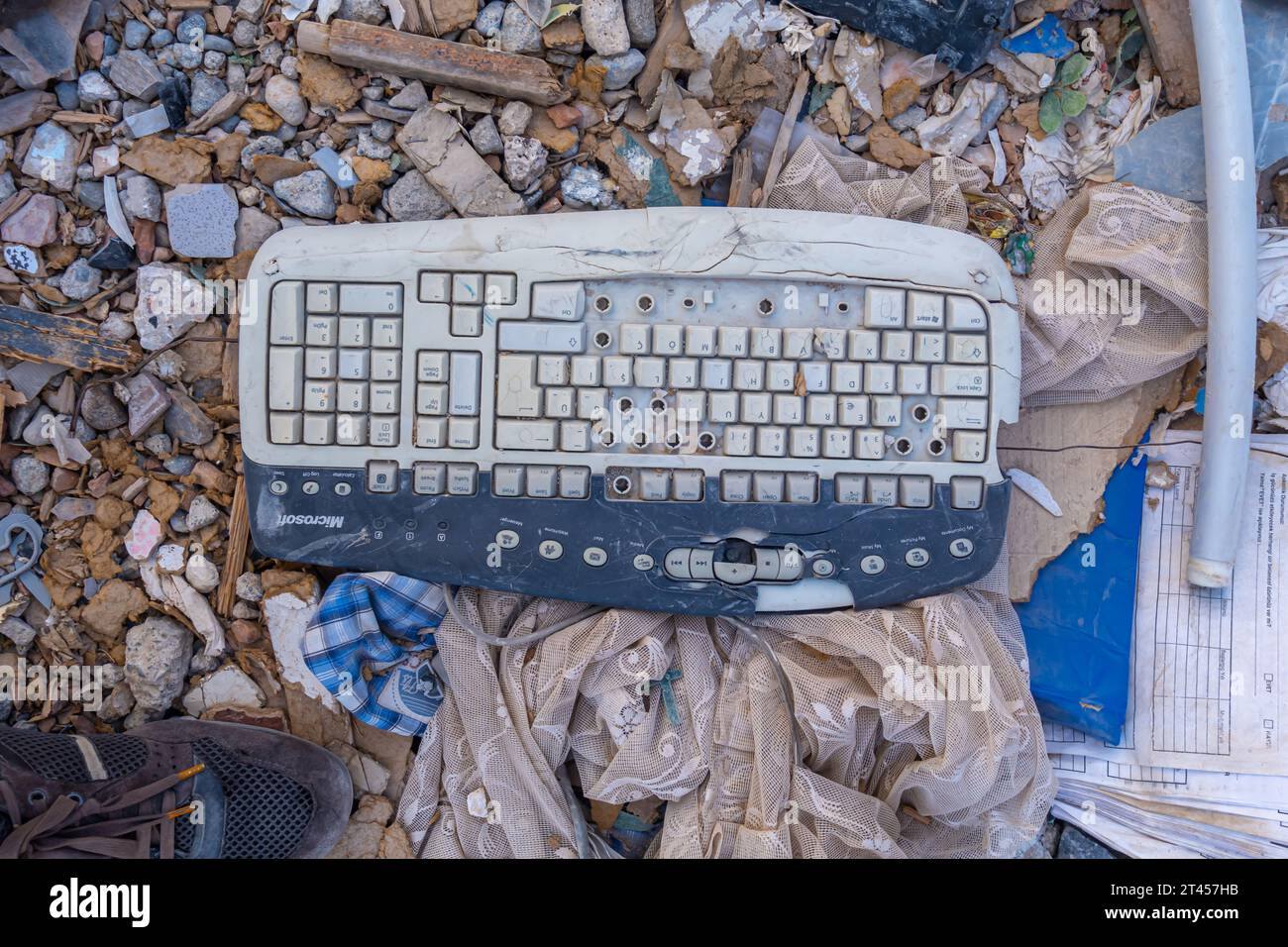 Ha distrutto la vecchia tastiera Microsoft nelle macerie Foto Stock