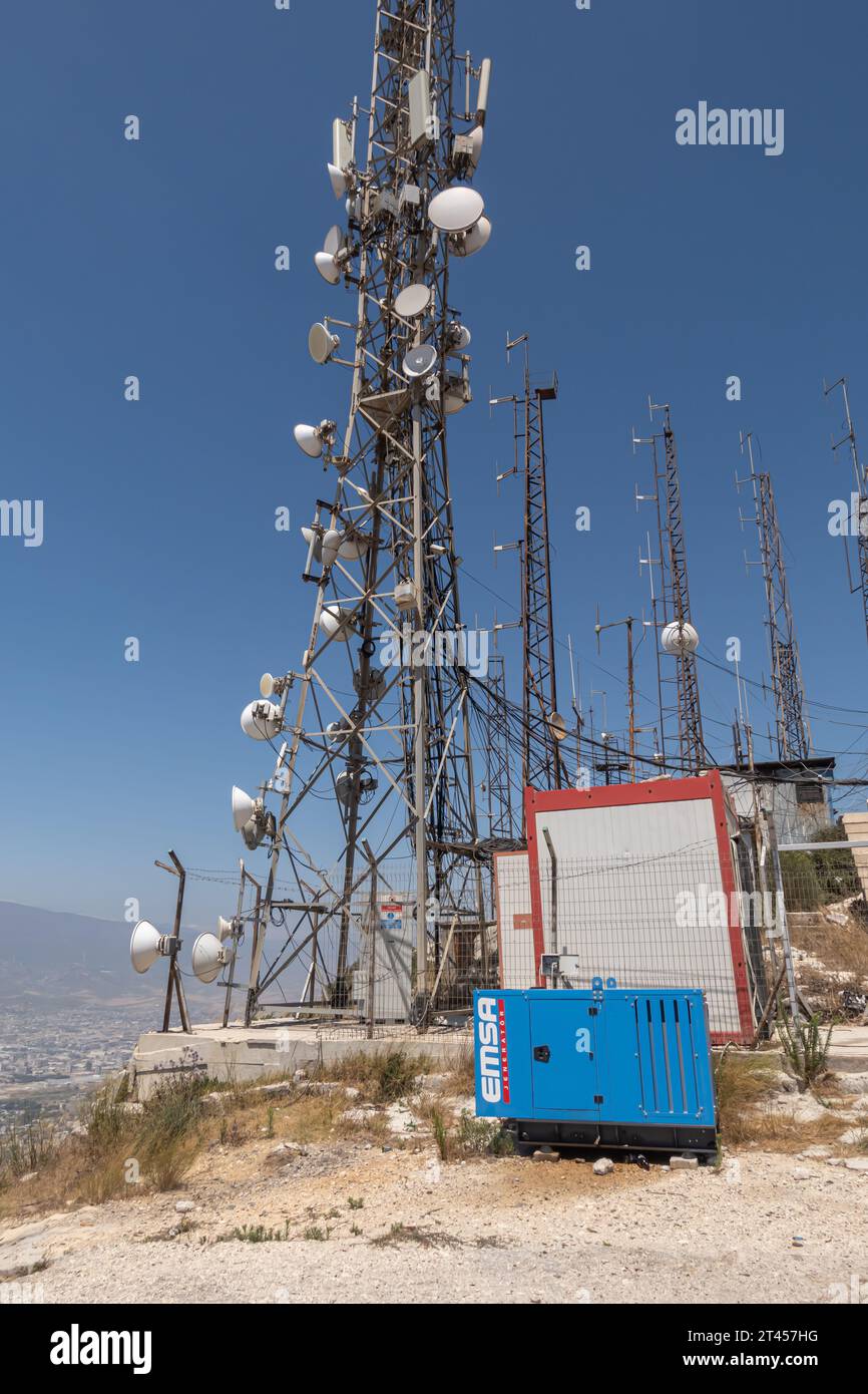 Pali di telecomunicazione, antenne collocate su torri, torre di connessione mobile sulla collina di Hatay, Turchia Foto Stock