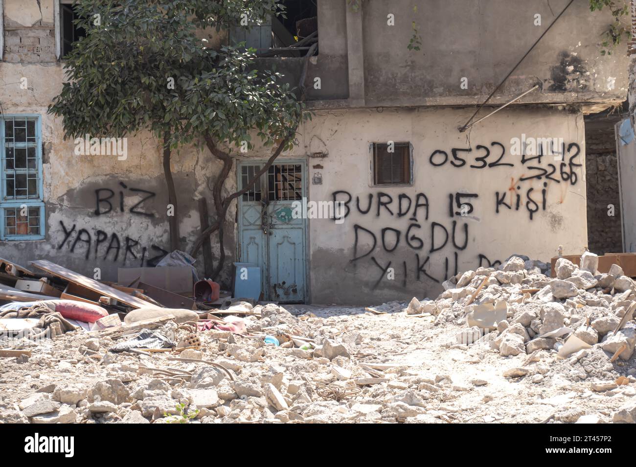 Casa distrutta ad Antakya con graffiti 'qui sono nate 15 persone' Hatay Turchia Foto Stock