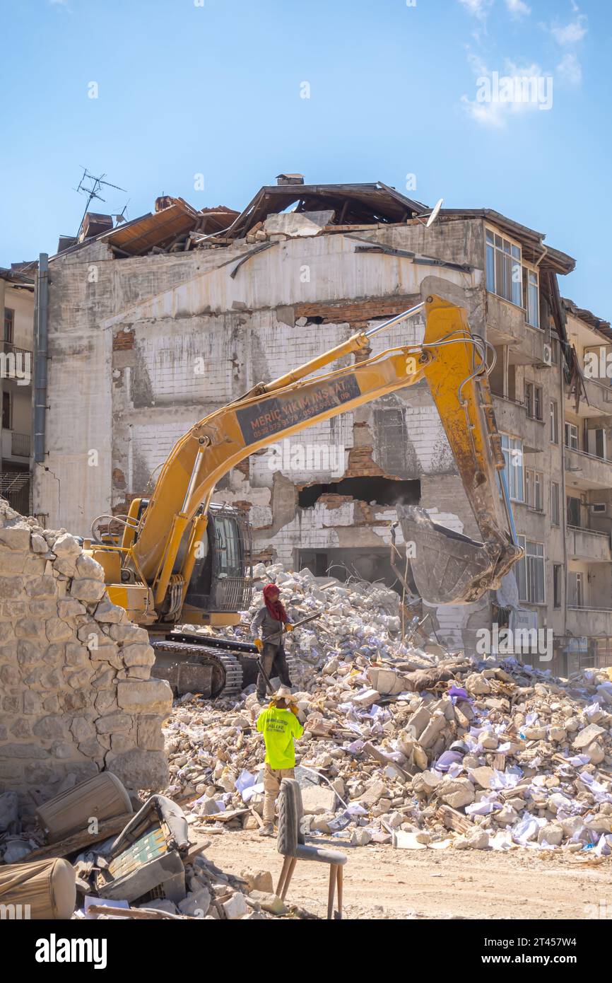 Lavori di demolizione, lavoratori nella città turca di Antakya nella provincia di Hatay, dopo il terremoto. Turchia Foto Stock