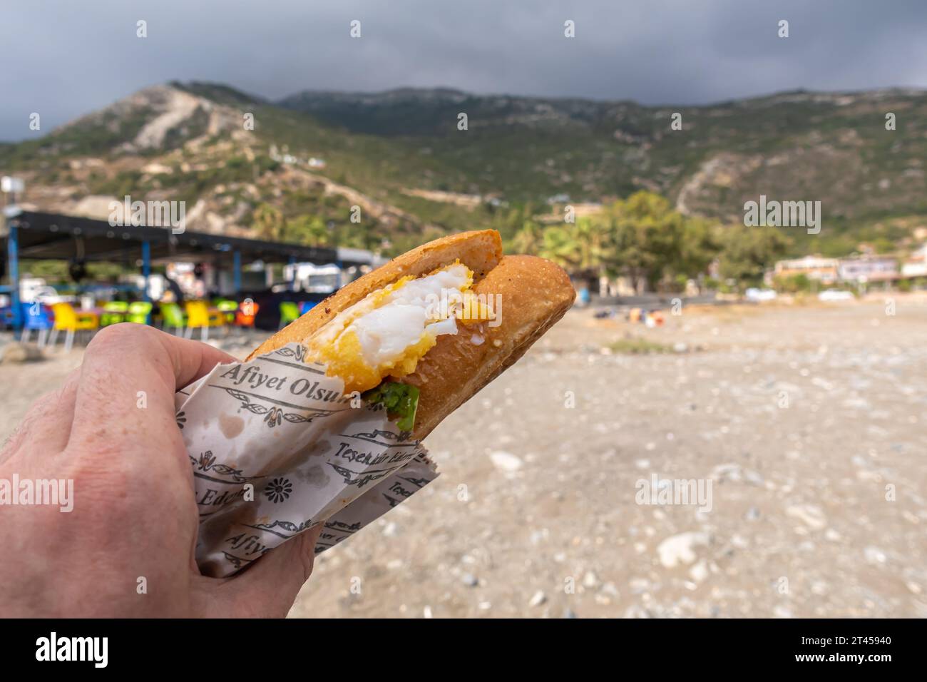 Sandwich di pesce servito al ristorante sul mare di Cevlik Hatay Turkey Foto Stock
