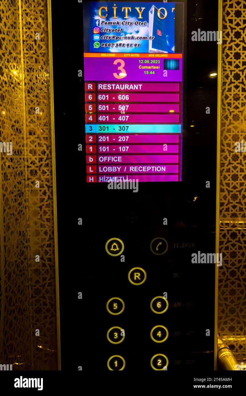 Display elettronico Elevator Life con l'annuncio. Gaziantep hotel Turchia Foto Stock