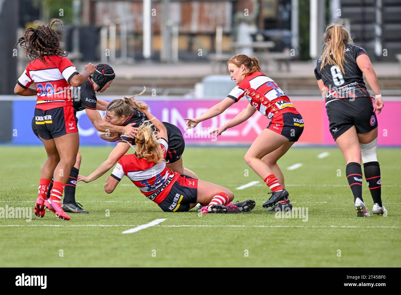 Lucy Biggs di Saracens Women è stata affrontata da Sophie Tandy di Gloucester-Hartpury Women durante l'Allianz Cup match tra Saracens Women e Gloucester Hartpury Women allo Stonex Stadium di Londra, il 28 ottobre 2023. Foto di Phil Hutchinson. Solo per uso editoriale, licenza necessaria per uso commerciale. Nessun utilizzo in scommesse, giochi o pubblicazioni di un singolo club/campionato/giocatore. Credito: UK Sports Pics Ltd/Alamy Live News Foto Stock