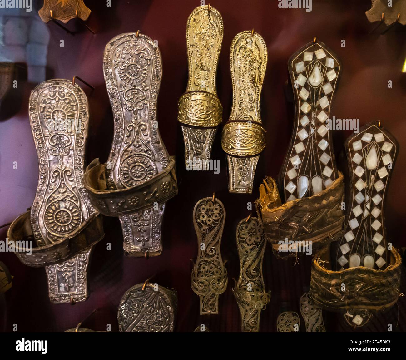 Zoccoli ricamati utilizzati nei bagni turchi. Museo Gaziantep hamam Foto Stock