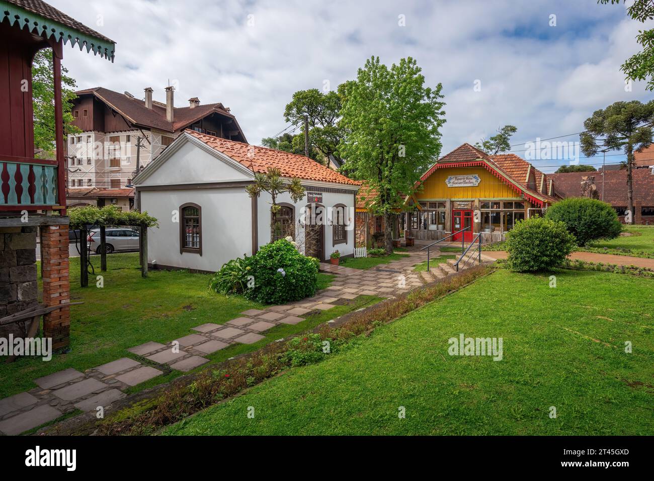 Piazza delle etnie (Praca das Etnias) con Casa portoghese - Gramado, Rio grande do sul, Brasile Foto Stock