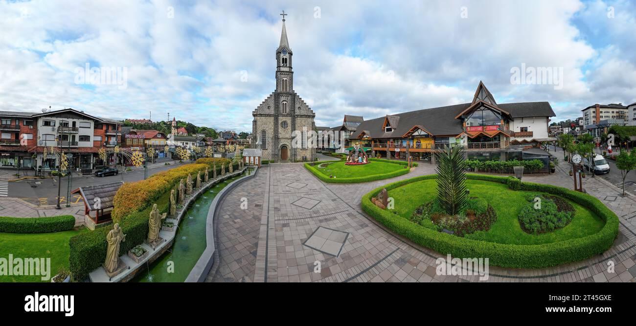 Vista panoramica di St Peter Church Square - Gramado, Rio grande do sul, Brasile Foto Stock