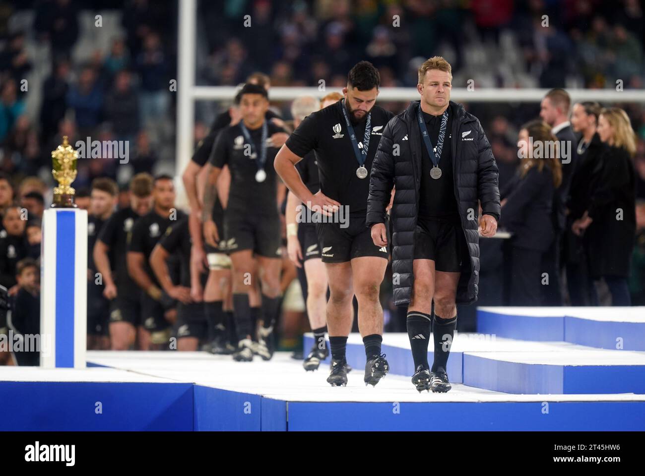 Sam cane neozelandese sembra depresso mentre passa davanti alla Webb Ellis Cup dopo la sconfitta contro il Sudafrica nella finale di Coppa del mondo di rugby 2023 allo Stade de France di Parigi, in Francia. Data immagine: Sabato 28 ottobre 2023. Foto Stock