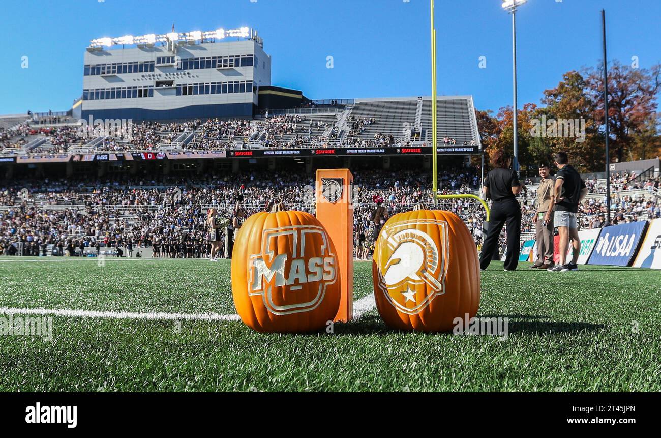 West Point, NY, USA. 28 ottobre 2023. Le zucche intagliate sul campo mostrano il match durante la partita di football NCAA tra i Massachusetts Minutemen e gli Army Black Knights al Michie Stadium di West Point, New York. Mike Langish/CSM/Alamy Live News Foto Stock