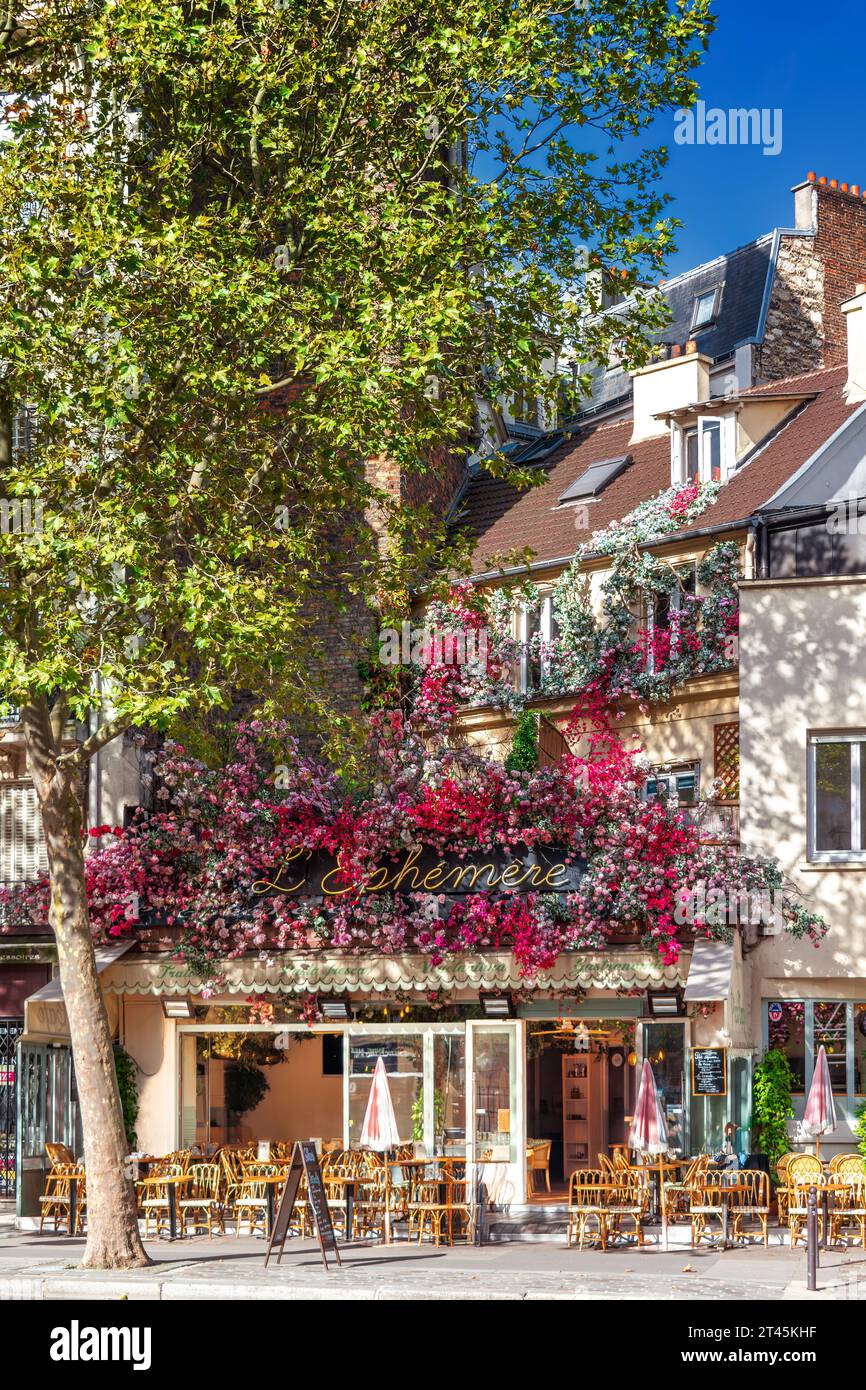 Parigi, Francia - 10 agosto 2023: L'Ephemere è un tradizionale caffè italiano con caratteristiche decorazioni floreali in Rue d'Alésia, nel quattordicesimo distretto Foto Stock