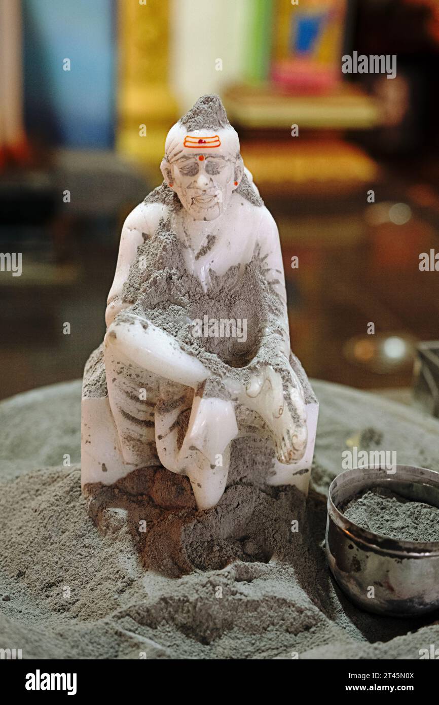 Statua di Shirdi Sai Baba ricoperta di cenere sacro Foto Stock