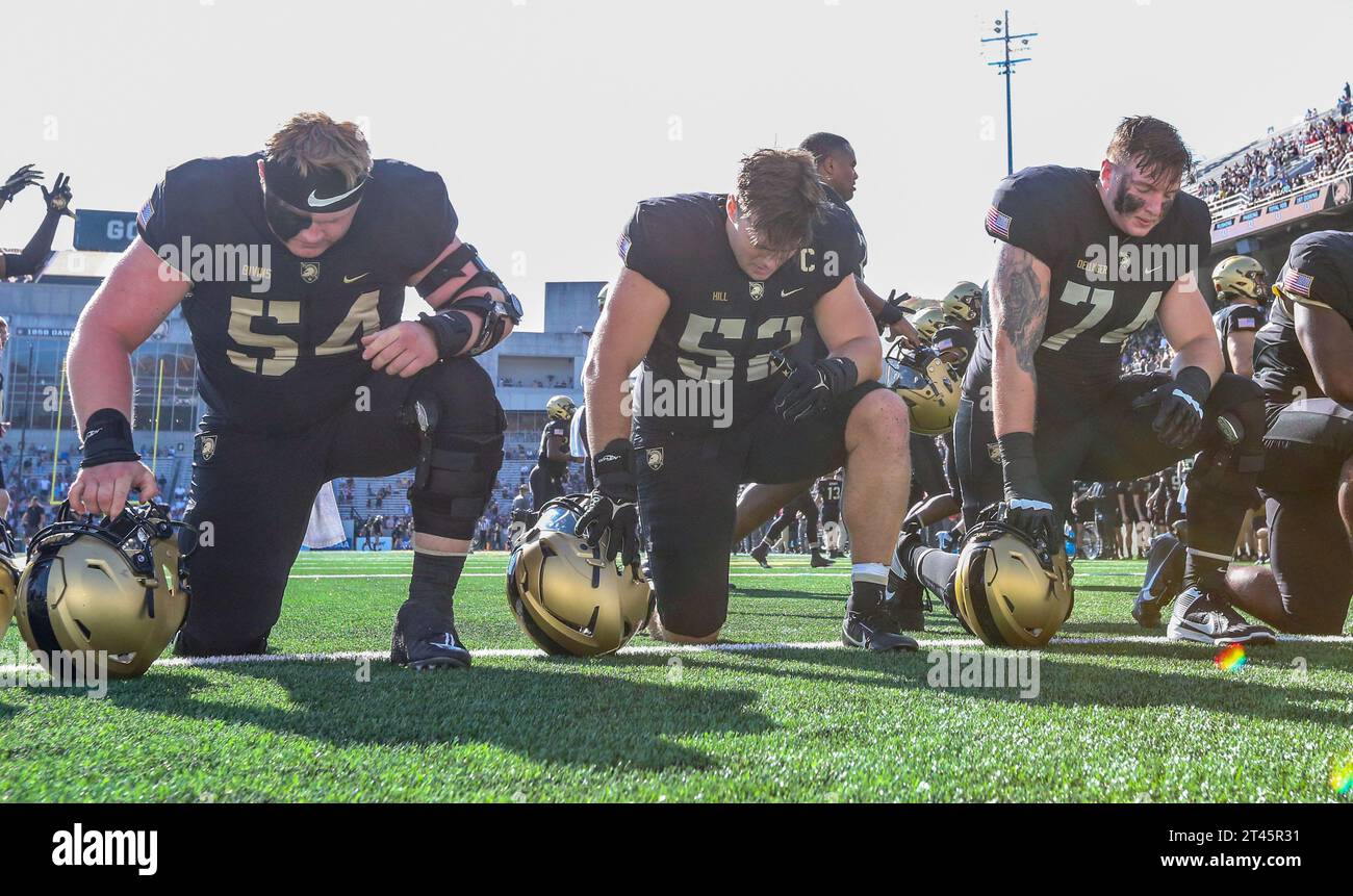 West Point, NY, USA. 28 ottobre 2023. I giocatori dell'esercito pregano prima della partita di football NCAA tra i Massachusetts Minutemen e gli Army Black Knights al Michie Stadium di West Point, New York. Mike Langish/CSM/Alamy Live News Foto Stock