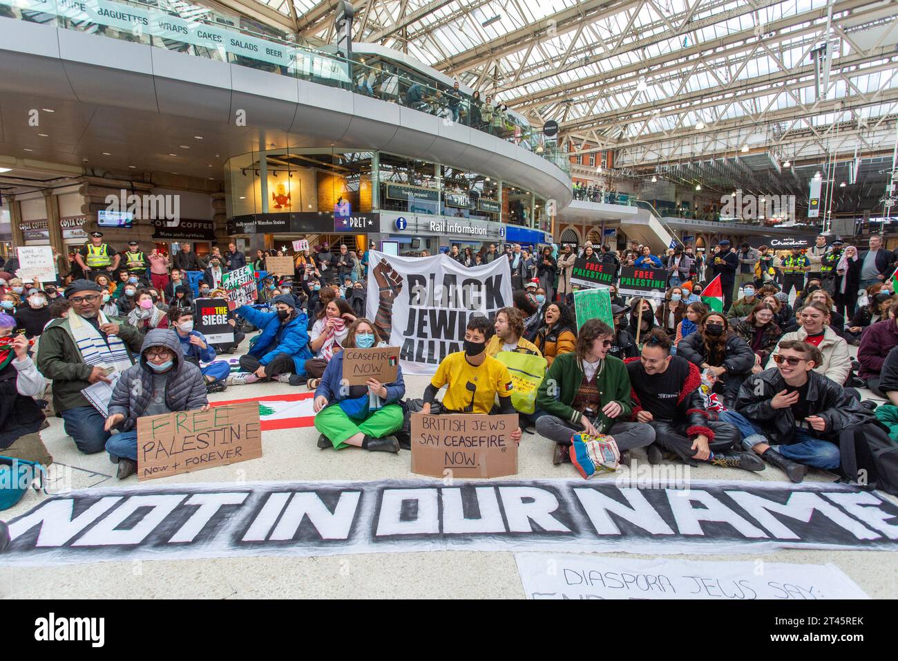 Londra, Regno Unito. 28 ottobre 2023. I manifestanti pro Palestina bloccano l'atrio della stazione di Waterloo. Sono condotti nei canti della Palestina, dal fiume al mare, eccetera Immagine di credito: © Horst Friedrichs credito: horst friedrichs/Alamy Live News Foto Stock