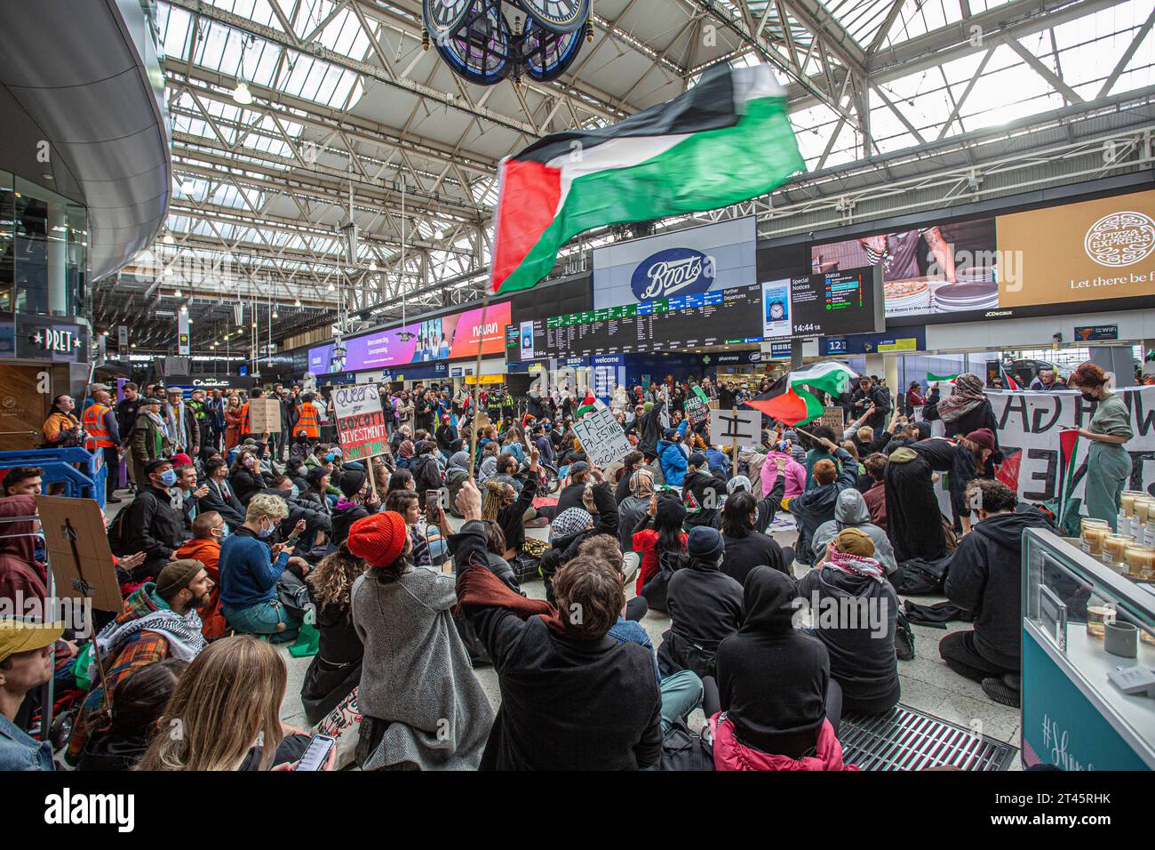 Londra, Regno Unito. 28 ottobre 2023. I manifestanti pro Palestina bloccano l'atrio della stazione di Waterloo. Gli ebrei britannici protestano con cartelli. Immagine di credito: © Horst Friedrichs credito: horst friedrichs/Alamy Live News Foto Stock