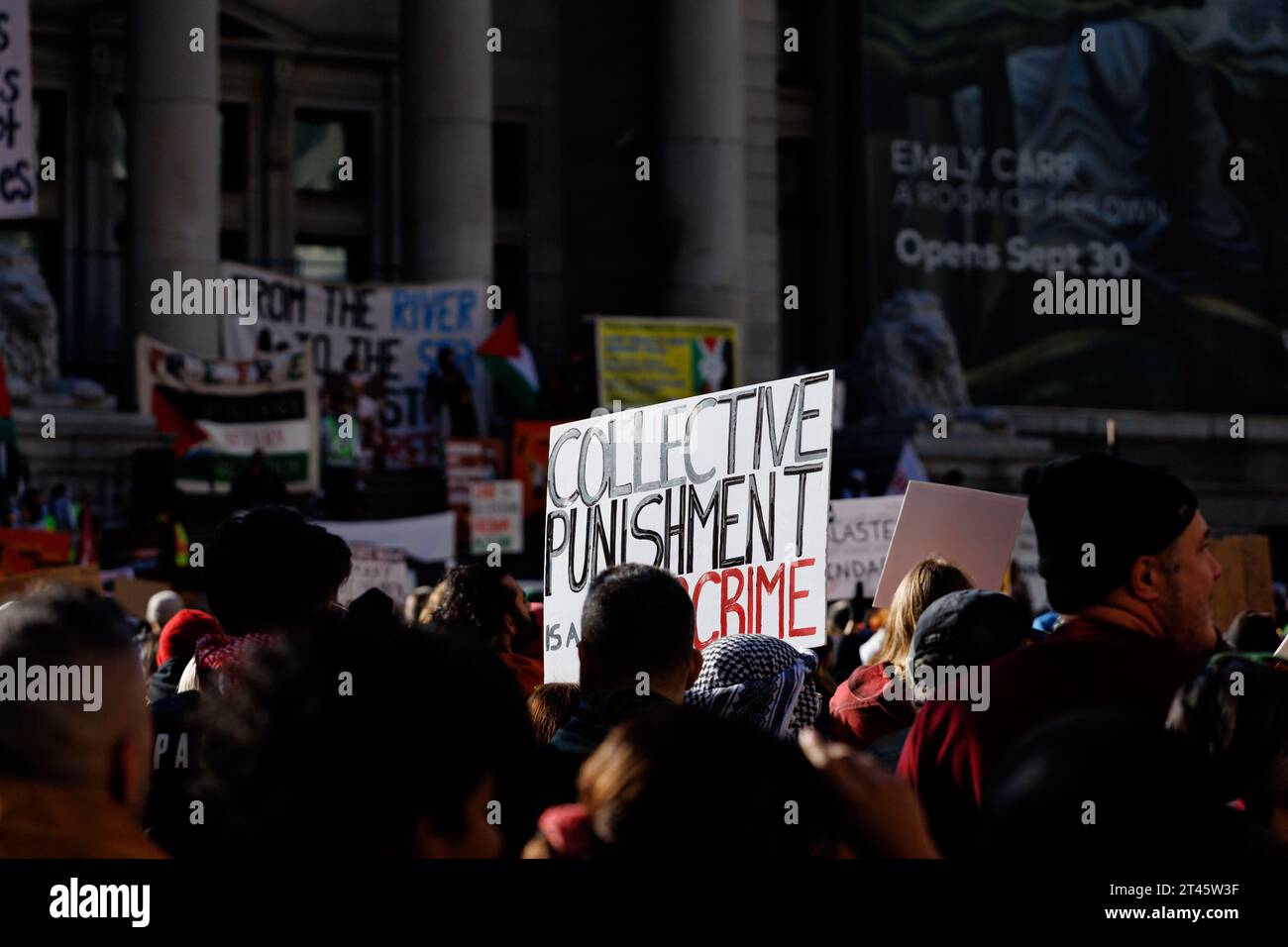 Vancouver, British Columbia, Canada. 28 ottobre 2023. Una persona è in possesso di un cartello con la scritta "la punizione collettiva è un crimine", mentre centinaia di persone si presentano alla Vancouver Art Gallery per protestare contro le azioni compiute a Gaza sul popolo palestinese (immagine di credito: © Ryan Walter Wagner/ZUMA Press Wire) SOLO PER USO EDITORIALE! Non per USO commerciale! Foto Stock