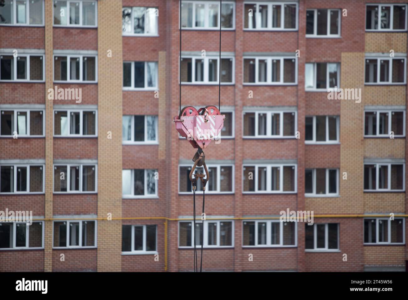 Tower Crane Hook sullo sfondo di un edificio a più piani Foto Stock