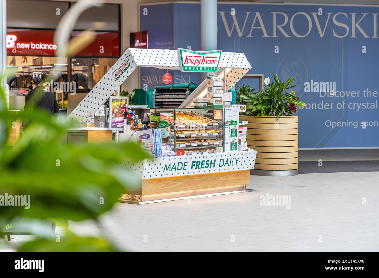 Swindon, Regno Unito - 27 ottobre 2023: Veduta del Krispy Kreme Donut Point of sale in Swindon Designer Outlet Foto Stock