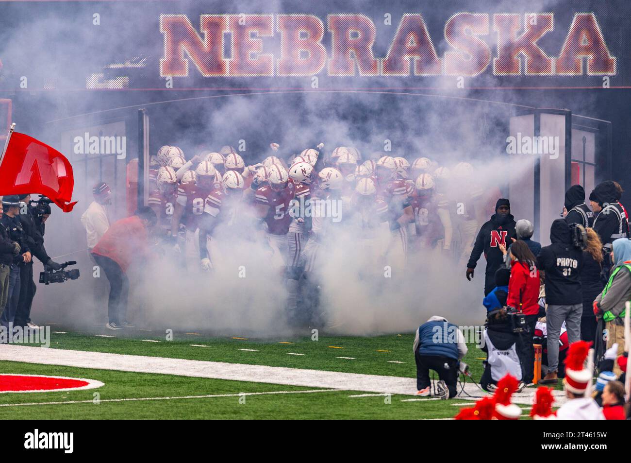 Lincoln, ne. USA 28 ottobre 2023. I Nebraska Cornhuskers si riuniscono all'ingresso del Tom Osborne Field prima di una partita di calcio NCAA Division 1 tra i Purdue Boilermakers e i Nebraska Cornhuskers al Memorial Stadium di Lincoln, Nebraska ha vinto il 31-14.partecipazione: 86.709.394esimo sellout consecutivo.Michael Spomer/Cal Sport Media (immagine di credito: © Michael Spomer/Cal Sport Media). Credito: csm/Alamy Live News Foto Stock