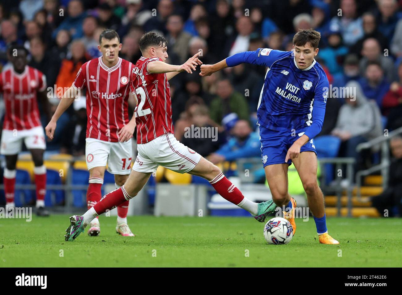 Cardiff, Regno Unito. 28 ottobre 2023. Rubin Colwill di Cardiff City (r) e Taylor Gardner-Hickman di Bristol City (l) in azione. Partita di campionato EFL Skybet, Cardiff City contro Bristol City al Cardiff City Stadium di Cardiff, Galles, sabato 28 ottobre 2023. Questa immagine può essere utilizzata solo per scopi editoriali. Solo per uso editoriale, foto di Andrew Orchard/Andrew Orchard fotografia sportiva/Alamy Live news credito: Andrew Orchard fotografia sportiva/Alamy Live News Foto Stock