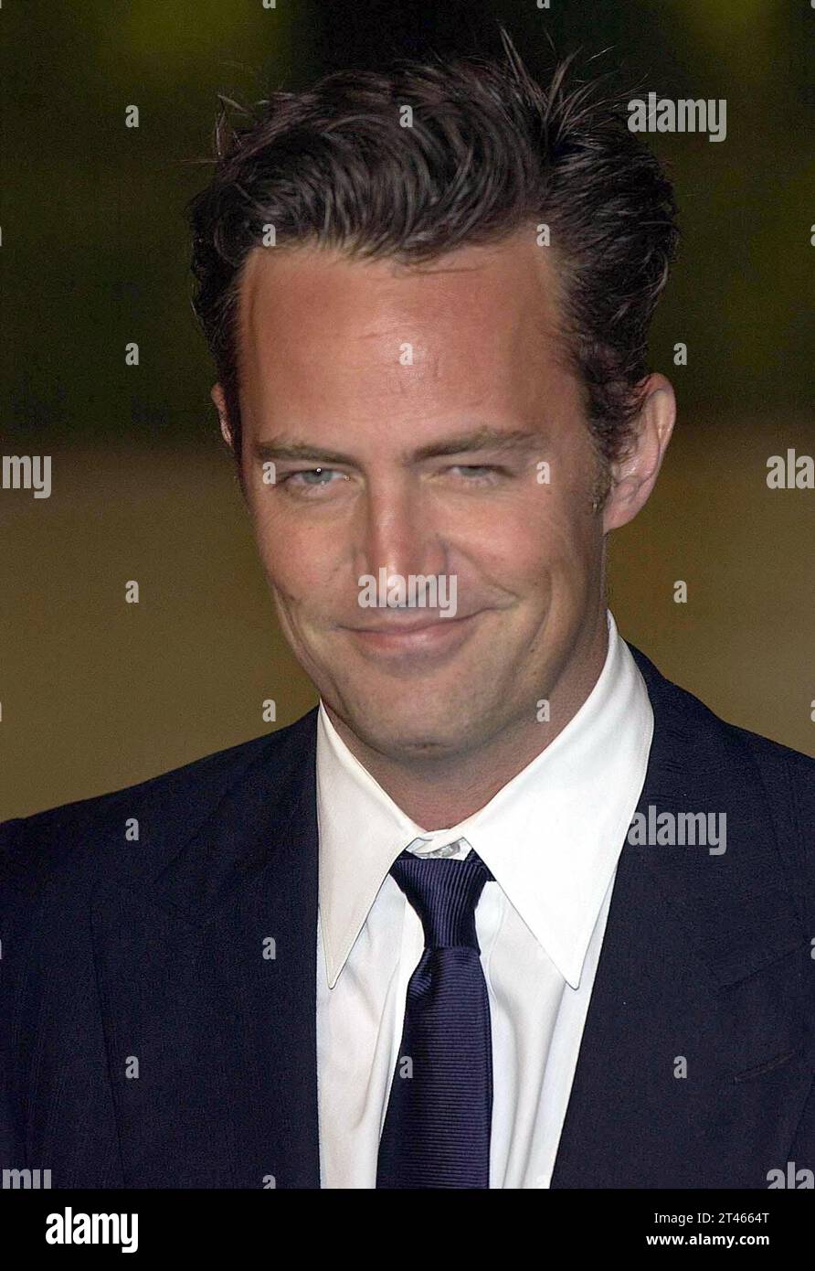 Foto del file datata 29/02/04 dell'attore Matthew Perry in arrivo per l'afterparty Vanity Fair al Morton's, Melrose Avenue a Los Angeles, in seguito al 76° Academy Awards. Amici??? La star Matthew Perry e' stata trovata morta nella sua casa di Los Angeles, secondo i rapporti degli Stati Uniti. Data di emissione: Domenica 29 ottobre 2023. Foto Stock
