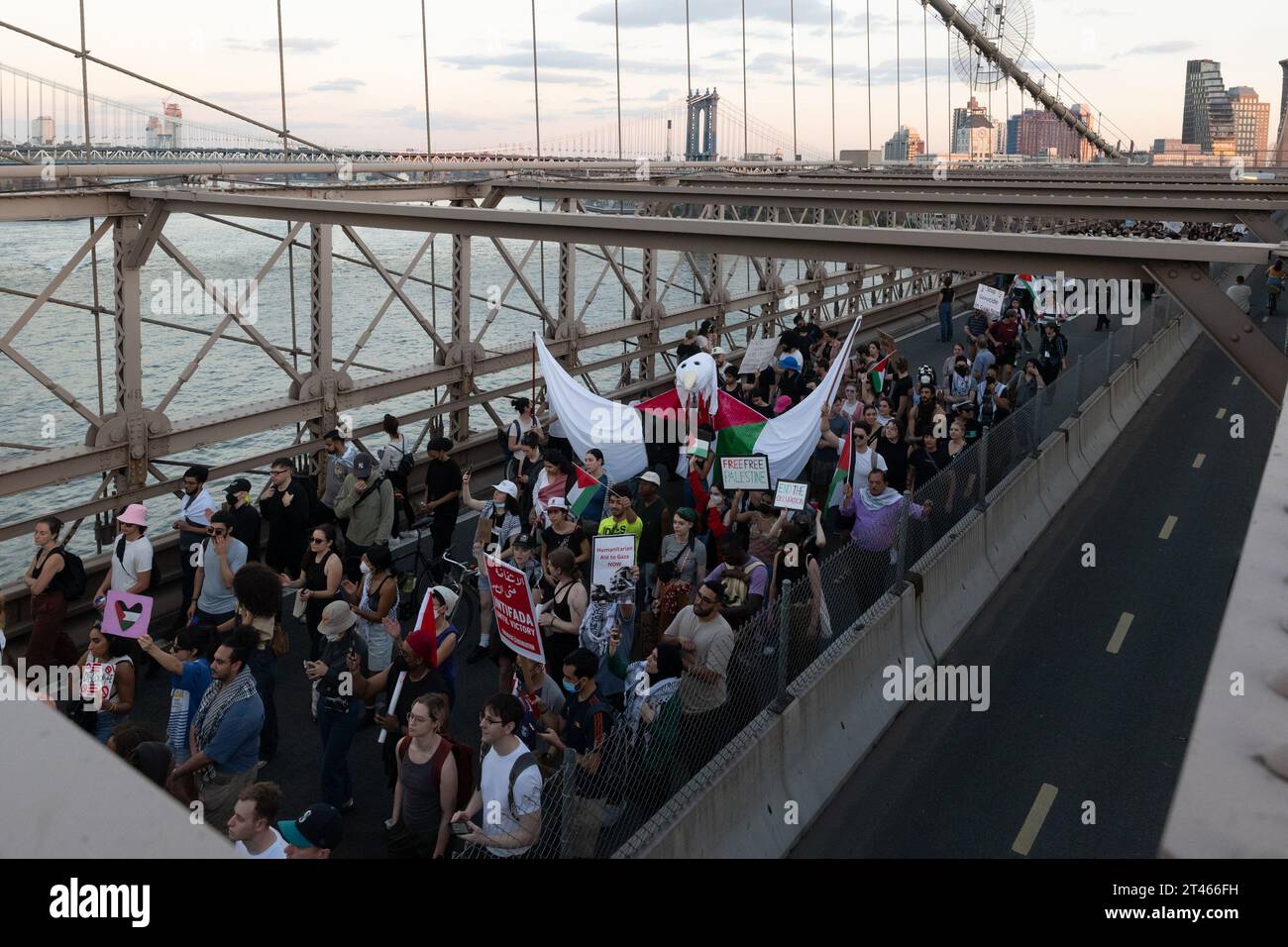 New York, New York, USA. 28 ottobre 2023. Migliaia di manifestanti sono