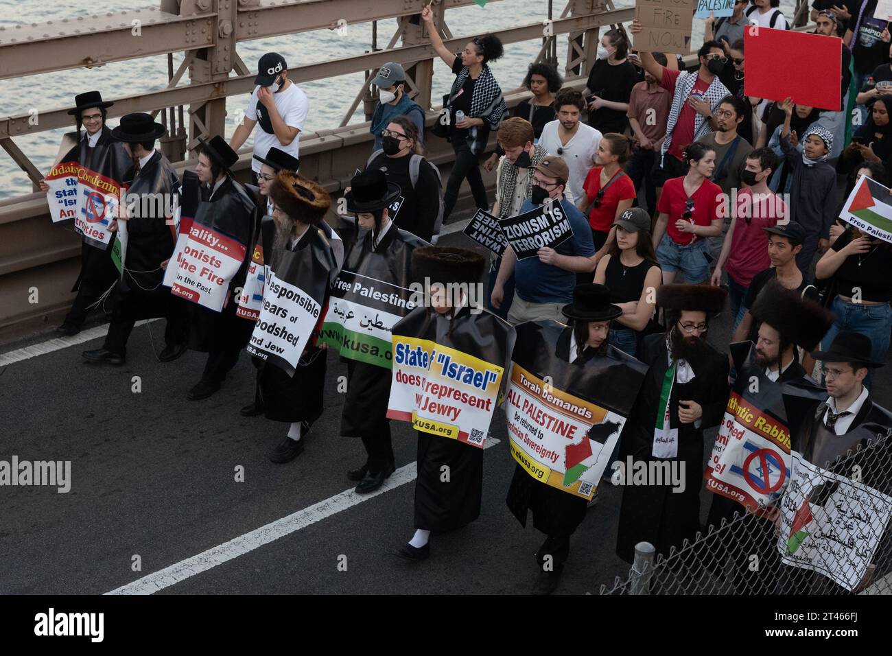 New York, New York, USA. 28 ottobre 2023. Migliaia di manifestanti sono