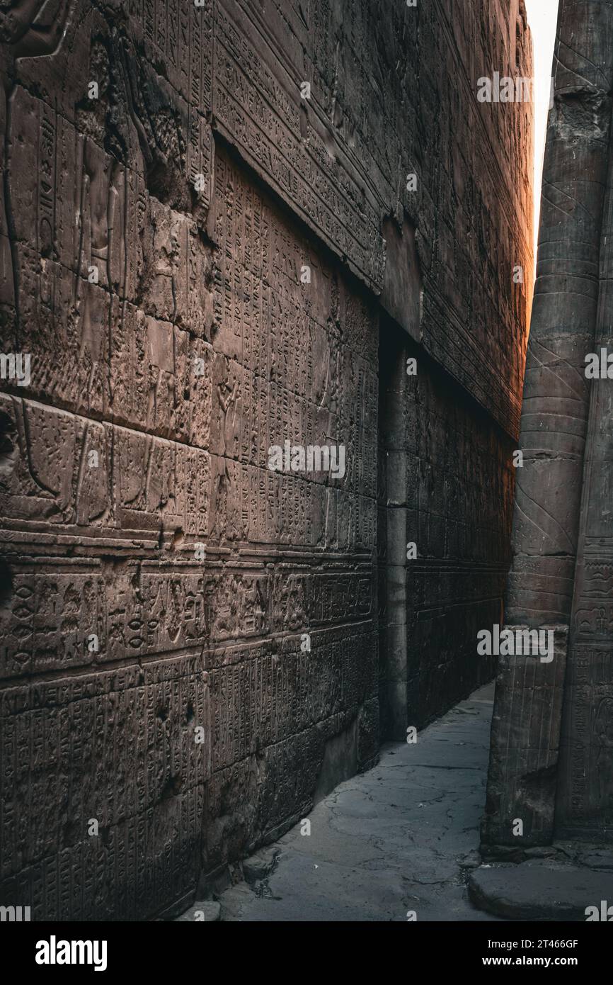 Un passaggio si snoda tra le mura del Tempio di Edfu Foto Stock