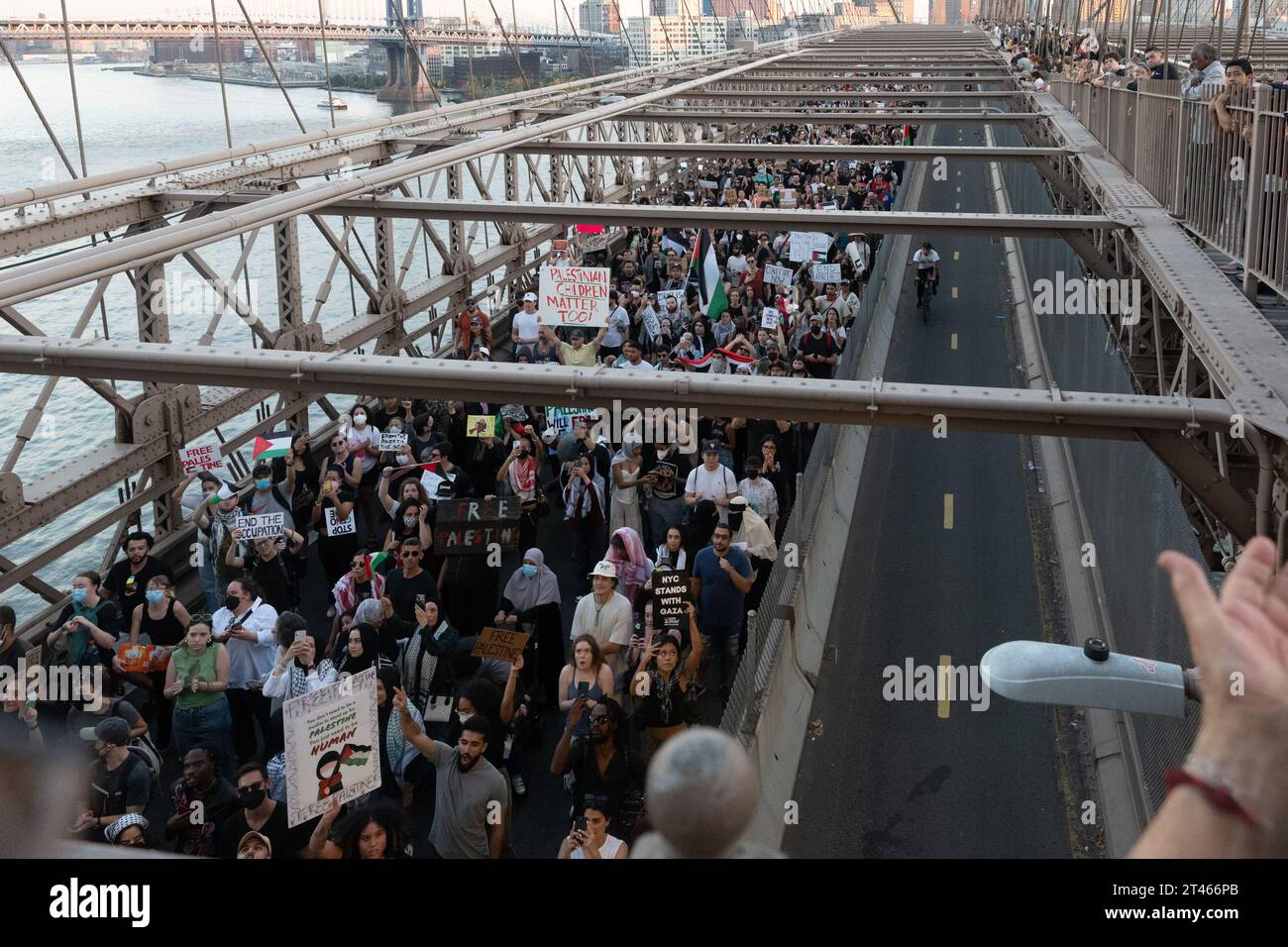 New York, New York, USA. 28 ottobre 2023. Migliaia di manifestanti sono