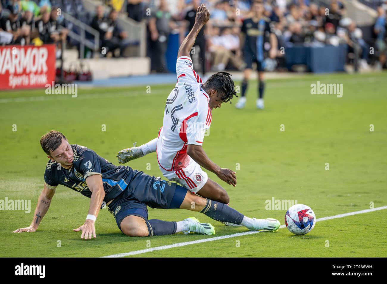 Kai Wagner difensore della Philadelphia Union (#27) affronta con successo DeJuan Jones appena fuori dalla zona 18 in una partita MLS - primo piano della Major League Soccer Game vs New England Revolution Credit: Don Mennig / Alamy News Foto Stock