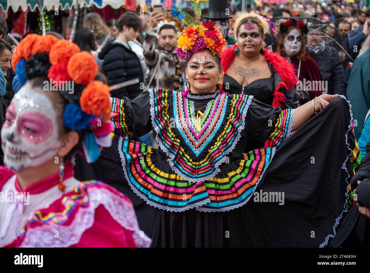 Londra, Regno Unito. 28 ottobre 2023. La gente indossa abiti tradizionali, dipinti sul viso e corone di fiori durante la sfilata del giorno dei morti a Londra, Regno Unito. Migliaia di persone si sono riunite a Camden Town, Londra, per celebrare l'evento messicano più autentico e antico. Ha chiamato il giorno dei morti (dia de Muertos). I messicani ricordano per i loro cari cibo, bevande, decorazioni e amici. (Foto di Krisztian Elek/SOPA Images/Sipa USA) credito: SIPA USA/Alamy Live News Foto Stock
