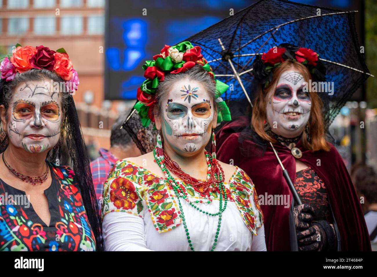Londra, Regno Unito. 28 ottobre 2023. La gente indossa abiti tradizionali, dipinti sul viso e corone di fiori durante la sfilata del giorno dei morti a Londra, Regno Unito. Migliaia di persone si sono riunite a Camden Town, Londra, per celebrare l'evento messicano più autentico e antico. Ha chiamato il giorno dei morti (dia de Muertos). I messicani ricordano per i loro cari cibo, bevande, decorazioni e amici. (Foto di Krisztian Elek/SOPA Images/Sipa USA) credito: SIPA USA/Alamy Live News Foto Stock