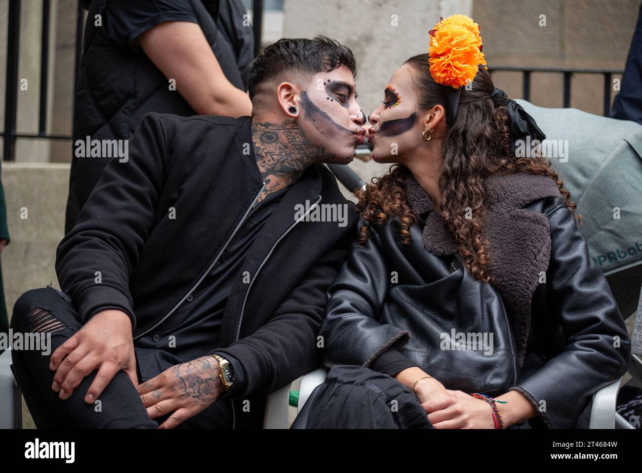 Londra, Regno Unito. 28 ottobre 2023. Una coppia finge di baciarsi mentre la gente indossa abiti tradizionali, dipinti facciali e corone di fiori durante la sfilata del giorno dei morti a Londra, Regno Unito. Migliaia di persone si sono riunite a Camden Town, Londra, per celebrare l'evento messicano più autentico e antico. Ha chiamato il giorno dei morti (dia de Muertos). I messicani ricordano per i loro cari cibo, bevande, decorazioni e amici. (Foto di Krisztian Elek/SOPA Images/Sipa USA) credito: SIPA USA/Alamy Live News Foto Stock