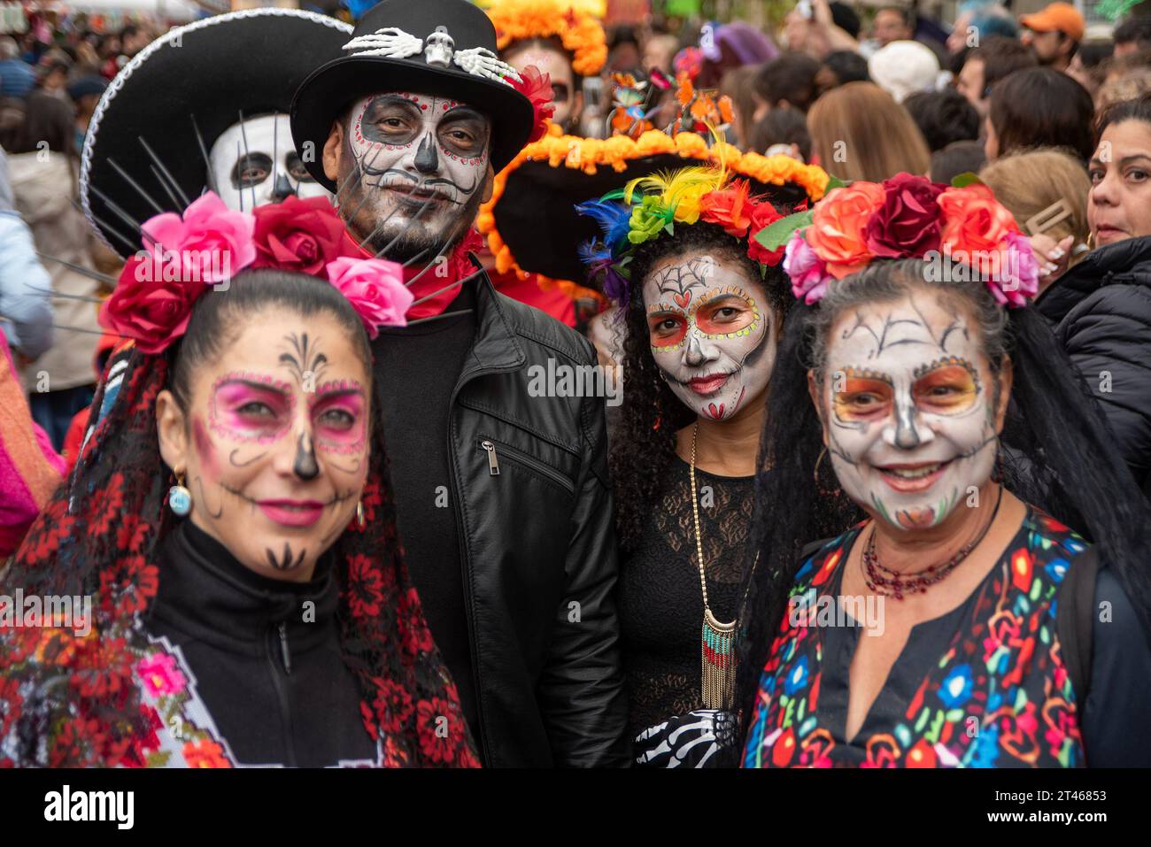 Londra, Regno Unito. 28 ottobre 2023. La gente indossa abiti tradizionali, dipinti sul viso e corone di fiori durante la sfilata del giorno dei morti a Londra, Regno Unito. Migliaia di persone si sono riunite a Camden Town per celebrare l'evento messicano più autentico e antico. Ha chiamato il giorno dei morti (dia de Muertos). I messicani ricordano per i loro cari cibo, bevande, decorazioni e amici. (Foto di Krisztian Elek/SOPA Images/Sipa USA) credito: SIPA USA/Alamy Live News Foto Stock