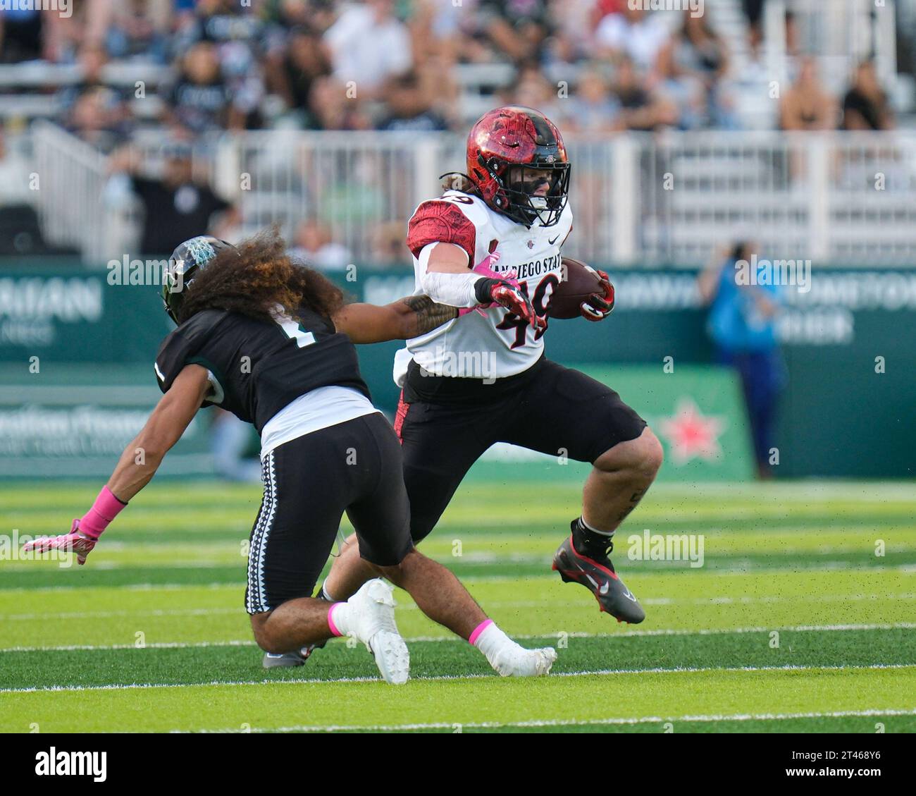 14 ottobre 2023: Il running back dei San Diego State Aztecs Leo Kemp n. 49 corre la palla durante la partita di football NCAA tra la University of Hawaii Warriors e i San Diego St. Aztecs al Clarence T.C. Ching Complex di Honolulu, Hawaii. Glenn Yoza/CSM Foto Stock