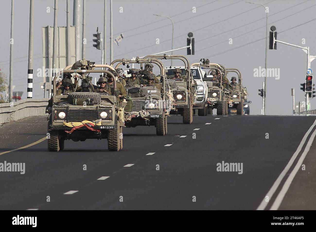 (231029) -- TEL AVIV, 29 ottobre 2023 (Xinhua) -- i soldati israeliani pattugliano lungo il confine di Israele con Gaza il 28 ottobre 2023. Sabato il primo ministro israeliano Benjamin Netanyahu ha affermato che il governo di guerra e il governo politico del paese "hanno deciso all'unanimità di espandere l'operazione di terra” nella Striscia di Gaza. Nel frattempo, i paesi regionali hanno messo in guardia Israele da ulteriori operazioni di terra. PER ANDARE CON 'Roundup: Israele 'si dirige verso la seconda fase di guerra, ' i paesi regionali avvertono contro ulteriori operazioni di terra' (Ilan Assayag/JINI via Xinhua) Foto Stock