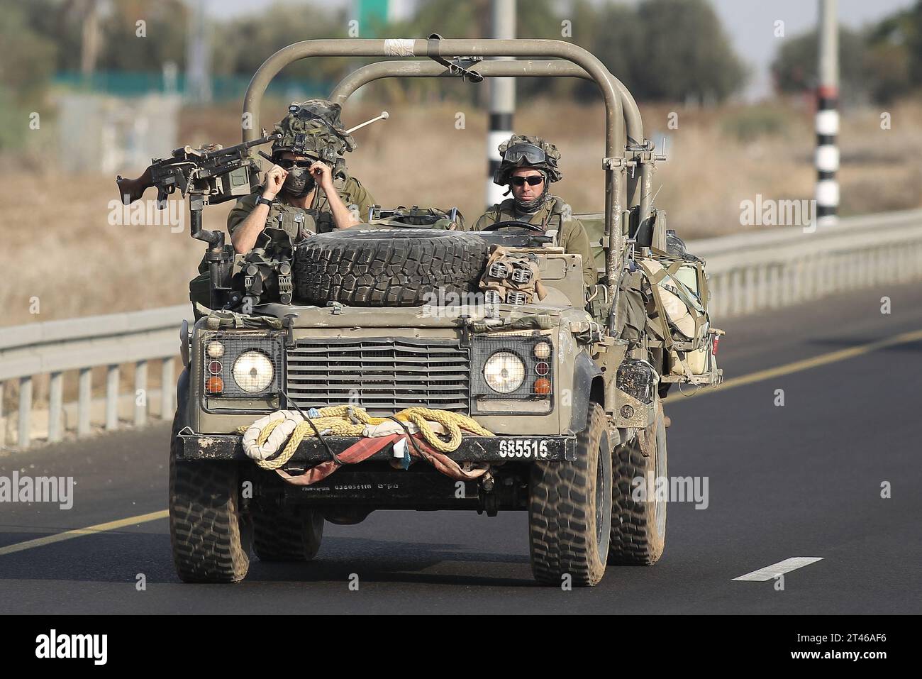 (231029) -- TEL AVIV, 29 ottobre 2023 (Xinhua) -- i soldati israeliani pattugliano lungo il confine di Israele con Gaza il 28 ottobre 2023. Sabato il primo ministro israeliano Benjamin Netanyahu ha affermato che il governo di guerra e il governo politico del paese "hanno deciso all'unanimità di espandere l'operazione di terra” nella Striscia di Gaza. Nel frattempo, i paesi regionali hanno messo in guardia Israele da ulteriori operazioni di terra. PER ANDARE CON 'Roundup: Israele 'si dirige verso la seconda fase di guerra, ' i paesi regionali avvertono contro ulteriori operazioni di terra' (Ilan Assayag/JINI via Xinhua) Foto Stock